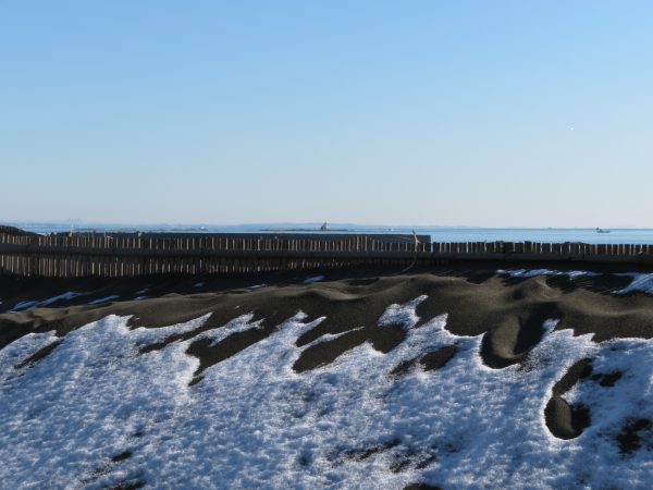 茅ヶ崎の海写真、雪残る釣り日和 (2022/01/07)